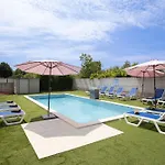 Hana And Lana With Shared Pool * Μεντουλίν