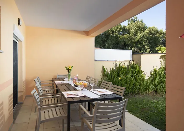 Vakantiehuis Hana And Lana With Shared Pool Medulin