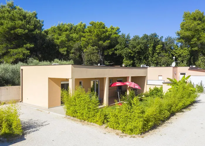 Hana And Lana With Shared Pool Vakantiehuis *