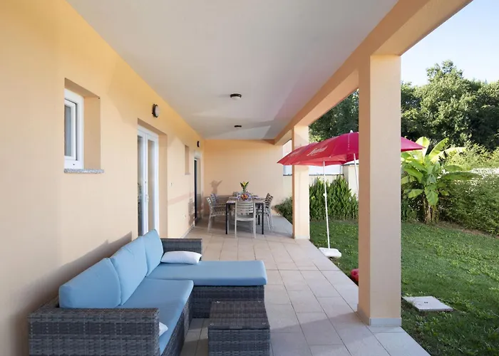 Vakantiehuis Hana And Lana With Shared Pool Medulin