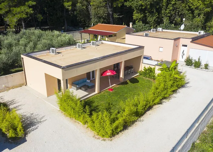 Hana And Lana With Shared Pool Vakantiehuis *