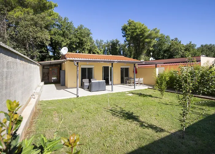 Hana And Lana With Shared Pool Vakantiehuis