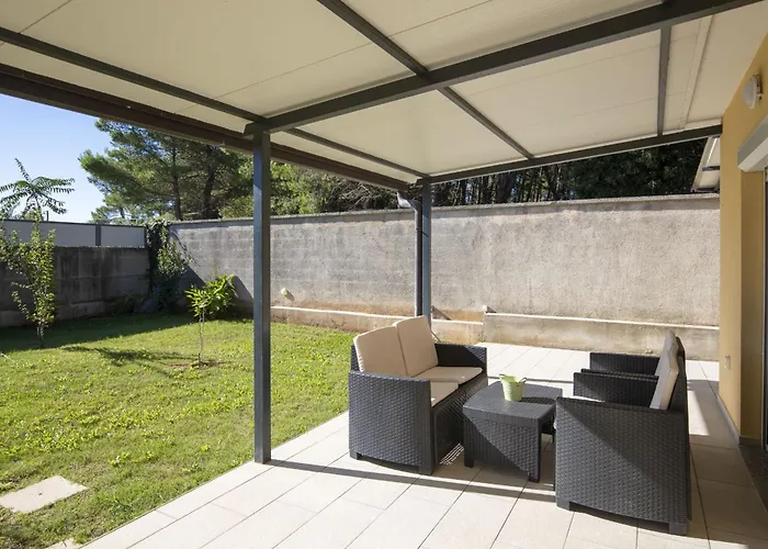 Hana And Lana With Shared Pool * Medulin