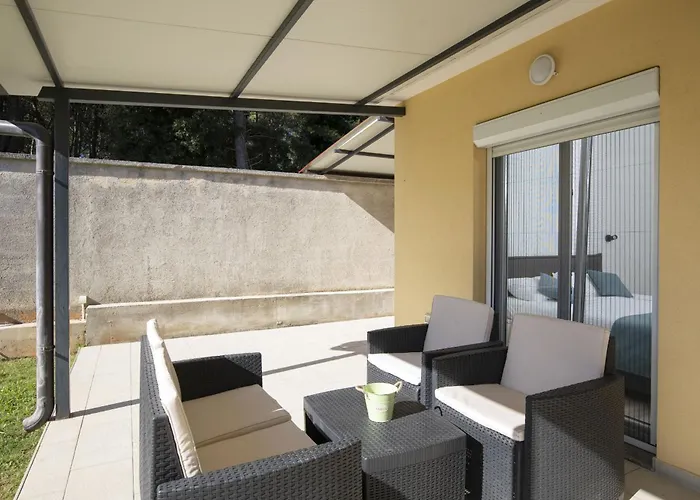 Hana And Lana With Shared Pool Vakantiehuis Medulin