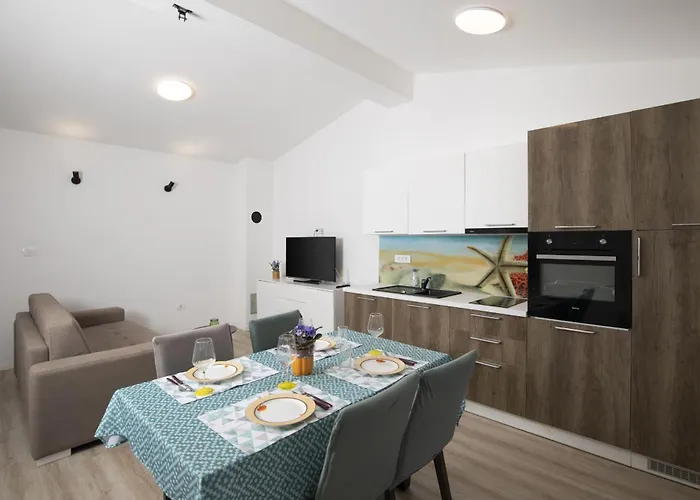 Hana And Lana With Shared Pool * Medulin