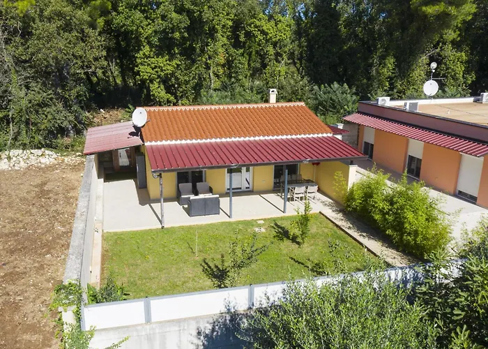 Hana And Lana With Shared Pool Medulin